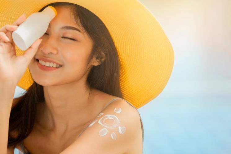Melindungi kulit dengan tabir surya. (Shutterstock)