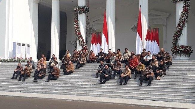 Presiden Joko Widodo dan Wapres Ma'ruf Amin memperkenalkan jajaran menteri Kabinet Indonesia Maju di Istana Merdeka, Jakarta, Rabu (23/10). (Suara.com/Ummi HS)