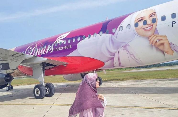 Wajah Shireen Sungkar di maskapai penerbangan. (Instagram/@dnarsindonesia)