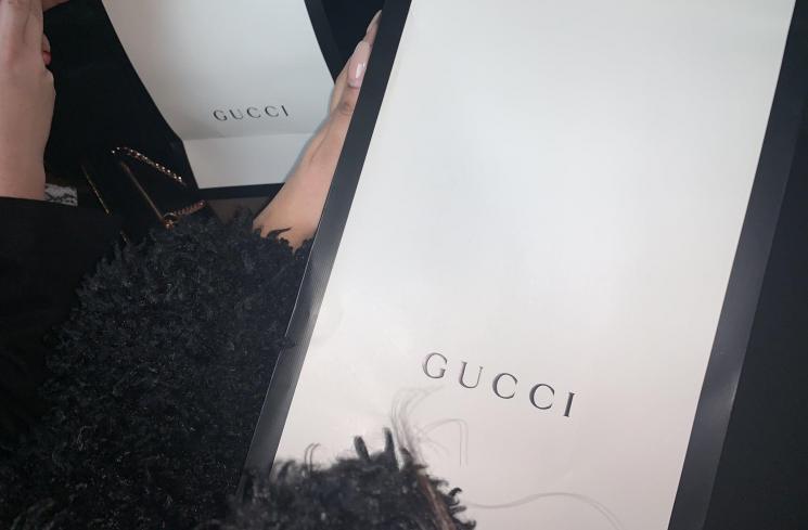 Karyawati mendapat hadiah tas Gucci. (Twitter/@promivvv)