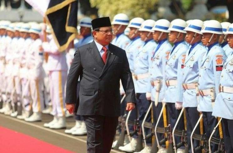 Menteri Pertahanan Prabowo Subianto menginspeksi pasukan saat upacara penyambutan militer di Kementerian Pertahanan, Jakarta, Kamis (24/10/2019). (Suara.com/Arya Manggala)