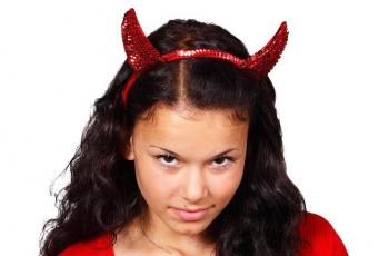 Tanduk Setan Halloween Tak Bisa Dicopot, Wanita Ini Panik dan Marah