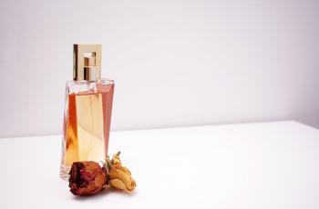 Kelebihan Eau De Parfum, Benarkah Aromanya Lebih Mewah dan Awet Seharian?