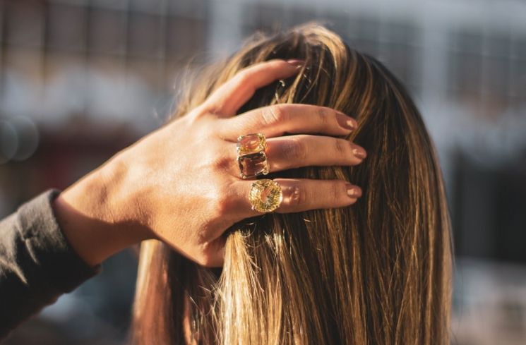 Ilustrasi wanita pamer perhiasan cincin. (Unsplash/Lucas Lenzi)