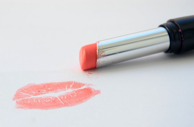 Ilustrasi noda bekas lipstik. (Pixabay/Miroslavik)