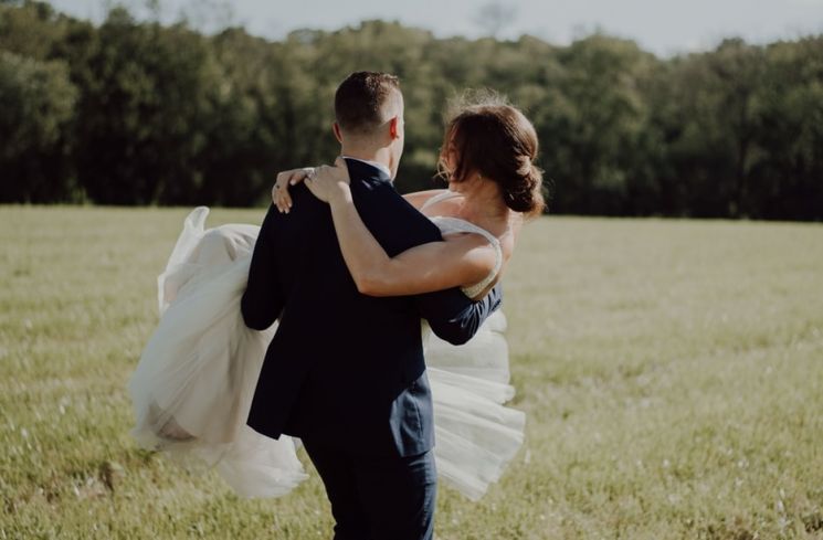 Ilustrasi pasangan pengantin. (Unsplash/Katelyn MacMillan)