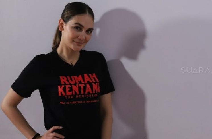 Luna Maya Pakai Baju Mungil Nyaris Rp6 Juta, Warganet Tak Habis Pikir