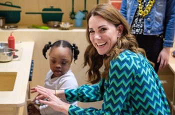 Mengapa Kate Middleton Selalu Bawa Tas di Tangan Kiri? Ini Jawabannya