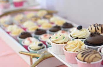 Demi Anjing Kesayangan, Wanita Ini Jualan Cupcake di Pinggir Jalan