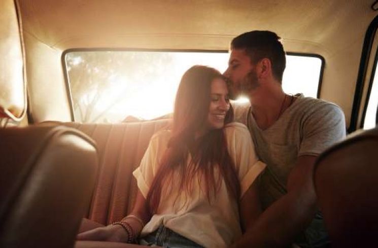 Pasangan bermesraan di dalam mobil. (Shutterstock)