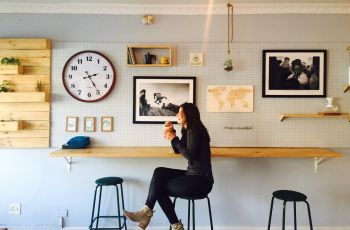 Mojoknya Kebangetan, Kursi di Kafe Ini Bikin Terlalu Nyaman Sendiri