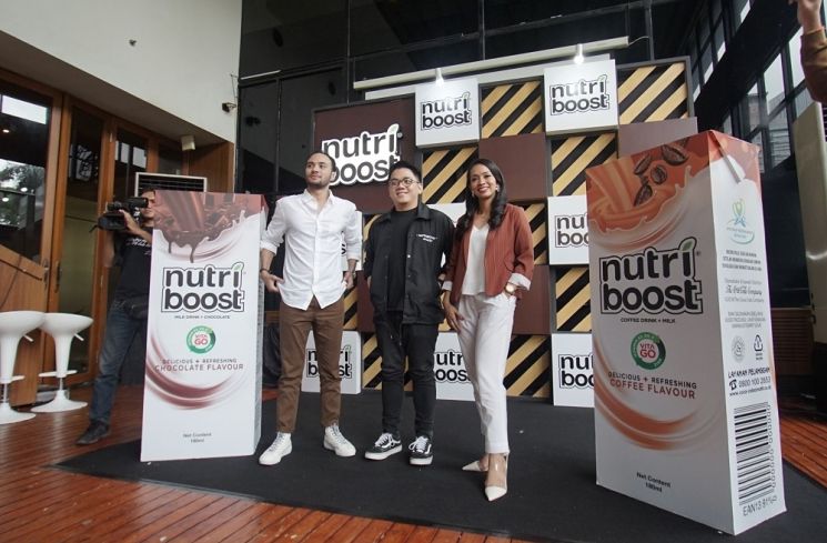 Hans Kristian Kusuma, Senior Brand Manager-Dairy, Coca-Cola Indonesia (tengah) bersama dr. Diana F. Suganda, M.Kes, Sp.GK, dokter spesialis gizi (kanan), dan Refal Hady, pemain film. (Istimewa/Zeno Group/Nutriboost)