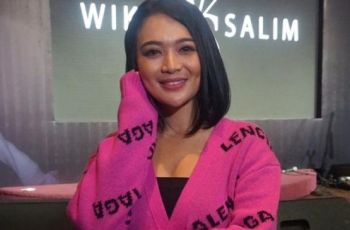 Bak Kembang Desa, Cantiknya Wika Salim Pakai Kebaya Beludru Biru