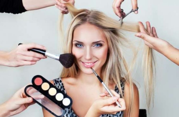 Ilustrasi menggunakan makeup. (Shutterstock)