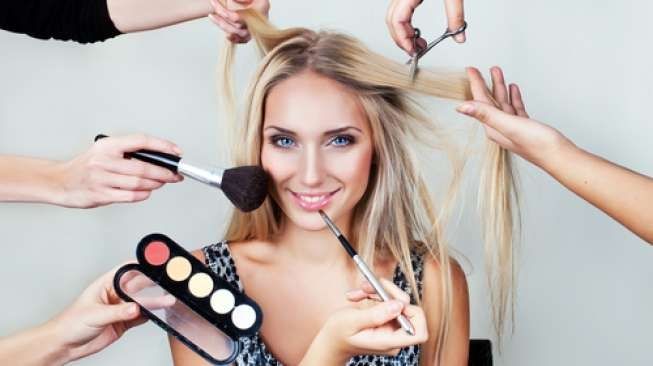 Ilustrasi menggunakan makeup. (Shutterstock)