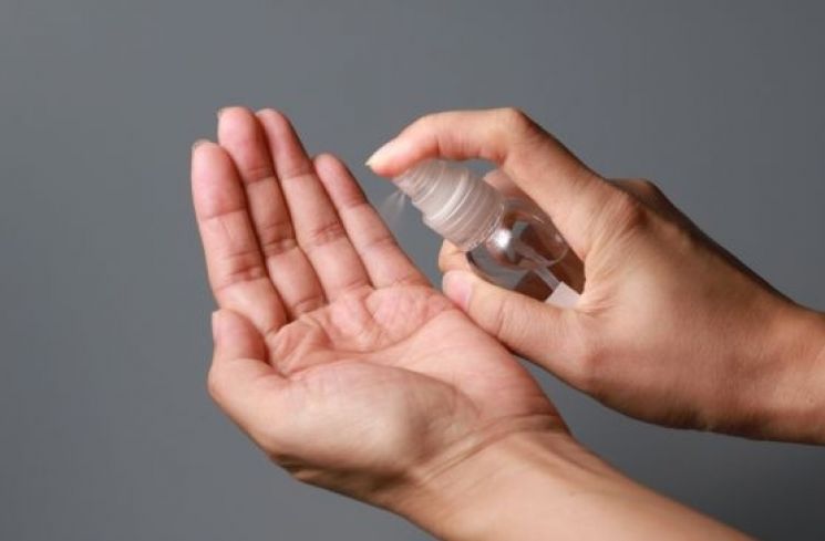 Ilustrasi menggunakan hand sanitizer. (Shutterstock)