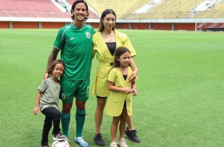 Irfan Bachdim bersama sang istri, Jennifer Bachdim, dan anak-anaknya. (Suara.com/Irwan Febri Rialdi)