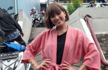 Tampil Anggun Pakai Gamis, 5 Potret Kalem Chika Jessica Berhijab Syar'i