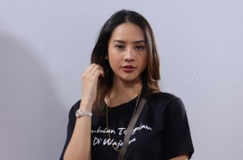 Intip Gaya Kasual Anya Geraldine, Sneakers Yeezy Bikin Salfok