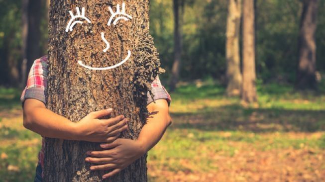 Ilustrasi perempuan memeluk pohon. (Shutterstock)