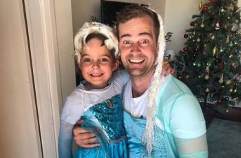 Tak Ingin Putranya Diejek, Pria Ini Rela Berdandan Mirip Elsa Frozen