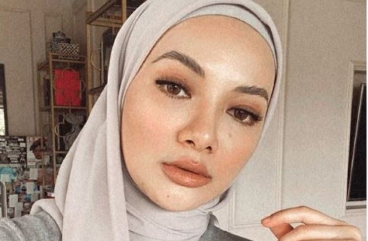 Inspirasi Gaya Hijab Neelofa, Model Malaysia yang Mirip Gigi Hadid