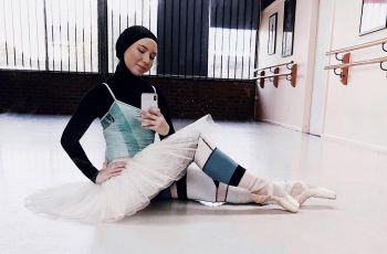 Kenalan dengan Stephanie Kurlow, Balerina Berhijab Pertama di Dunia