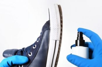 Jangan Sembarangan, Cara Membersihkan Sepatu dengan Cairan Disinfektan