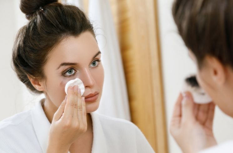 Ilustrasi perempuan membersihkan makeup. (Shutterstock)