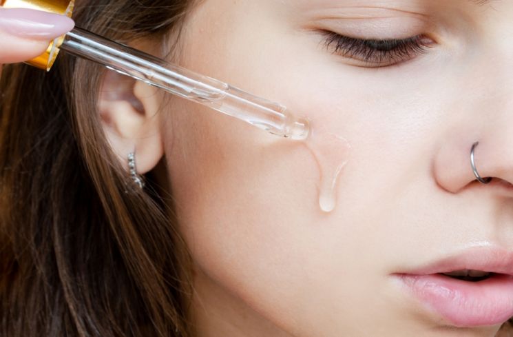 Perempuan menggunakan serum perawatan wajah. (Shutterstock)
