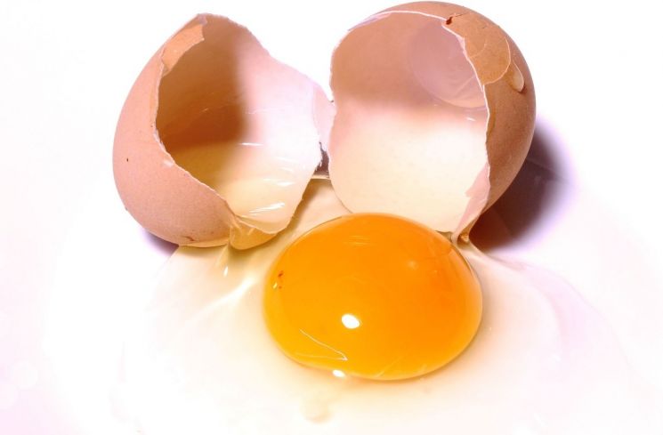 Memecahkan telur. (Pixabay/Emir Krasni)
