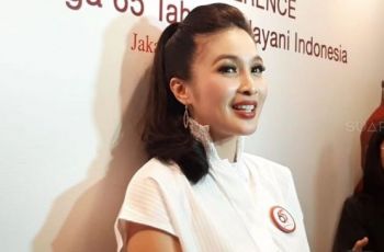 5 Gaya Sandra Dewi Foto OOTD di Parkiran, Cantik Semua!