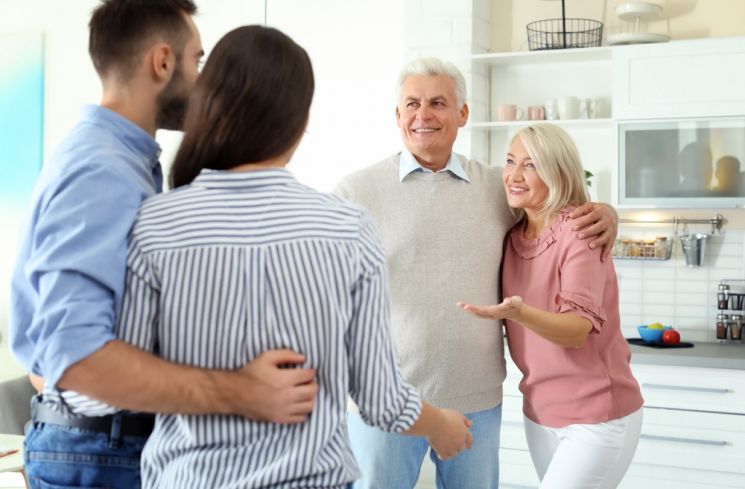 Ilustrasi bertemu keluarga pasangan atau calon mertua. (Shutterstock)