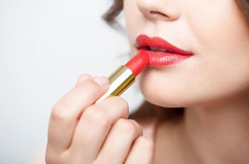 Hasil Survei, Walau Cuma di Rumah, Banyak Perempuan Tetap Pakai Lipstik