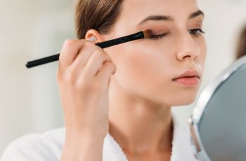 Nggak Pakai Ribet, 5 Tahapan Makeup yang Bikin Wajah Awet Muda