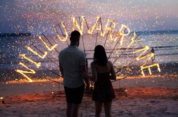 Bikin Terharu, Pria Ini Mendadak Mewek saat Melamar Kekasih Tersayang