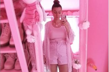 Gaya Hidup Guru Pecinta Pink, 13 Tahun Enggan Pakai Baju Warna Lain