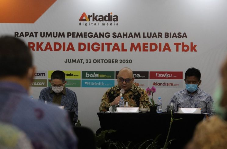 Direktur Utama PT Arkadia Digital Media Tbk, Wiliam Martaputra (tengah), bersama Komisaris Utama Stephen K Sulistyo (kiri) dan Direktur Suwarjono, saat berbicara dalam agenda Rapat Umum Pemegang Saham Luar Biasa (RUPSLB) Perseroan yang digelar di Jakarta, Jumat (23/10/2020). (Suara.com/Angga Budhiyanto)