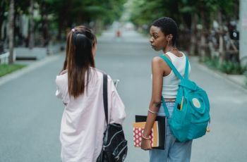Bukan Soal Introvert atau Ekstrovert, Begini Strategi Mencari Teman Menurut Sains