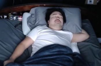 Pria Dibayar Rp200 Juta untuk Tidur, Syaratnya Mau Diganggu Penonton
