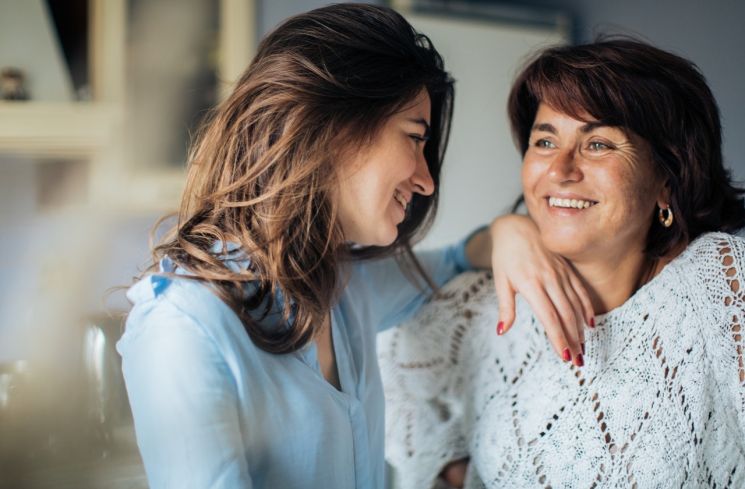 4 Zodiak Ini Tahu Banget Caranya Mendekati Ibu Mertua, Pintar Mengambil Hati