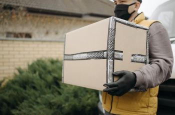 Sering Antarkan Paket, Kurir Ini Berujung Pacaran dengan Pelanggan Sendiri