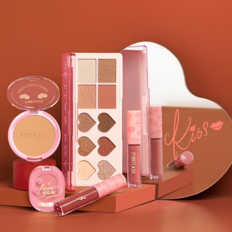 Beragam produk kosmetik dari brand Pinkflash (Istimewa)