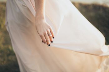 Wanita Ini Siap Menikahi Hantu, Mengaku Sudah Dilamar Pakai Cincin Berlian