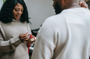 Ramalan Zodiak 9 Mei 2022: Ciee, Scorpio Bakal Dapat Hadiah dari Gebetan