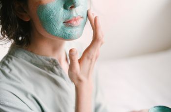 Duh! Gagal Cantik, Wajah Wanita Ini Malah Berubah Mirip Shrek akibat Masker