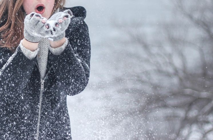 Ilustrasi perempuan bermain salju. (Pixabay/Pexels)