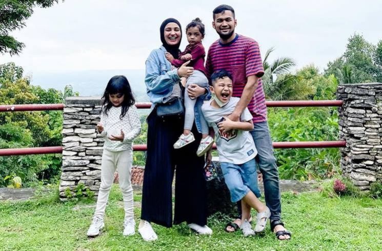 Shireen Sungkar dan keluarga. (Instagram/@shireensungkar)