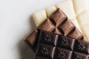 Hore! Makan Cokelat sebelum Tidur Nggak Bikin Berat Badan Naik