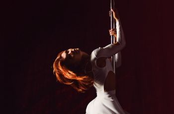 Lagi Hamil 5 Bulan, Wanita Ini Tetap Jago Banget Menari Tiang